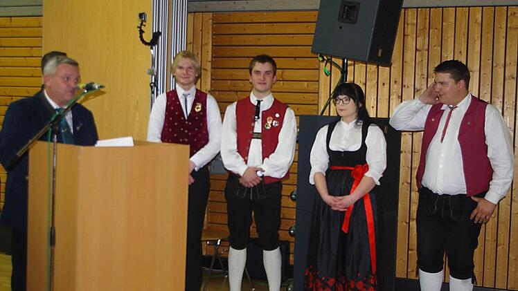 NBMB-Kreisvorsitzender Wolfgang Müller freute sich, vier junge Musiker ehren zu dürfen, die mindestens zum zehnten Mal mitwirkten: Florentina Schaftner (11), Nicolas Roth, Maximilian Hollendonner und Christof Herrmann (jeweils 10).  Foto: Heike Schülein