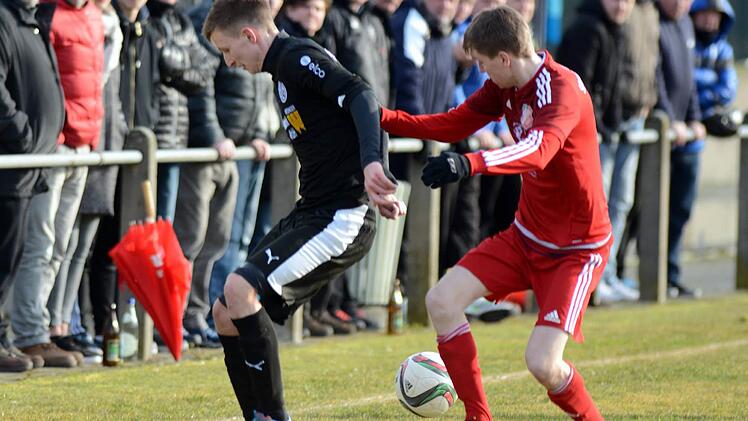 Keinen Sieger fand das Spitzenspiel aus der Kreisliga 1 ER/PEG zwischen der SpVgg He&szlig;dorf (schwarze Trikots) und dem FC Herzogenaurach. Vor stattlicher Kulisse trennten sich die Rivalen mit einem 1:1. Foto: herzopress
