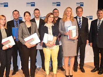 Die Prüfungsbesten der Weiterbildung mit Meisterpreisträgern (von links): Julia Gottschling, Sebastian Bätz, Melanie Konradi, Philipp Müller, Ramona Thieroff, Alexander Hertl, Sonja Wendler, Hans Rebhan (IHK-Vizepräsident) und Landratstellvertreter Gerhard Wunder Foto: eh
