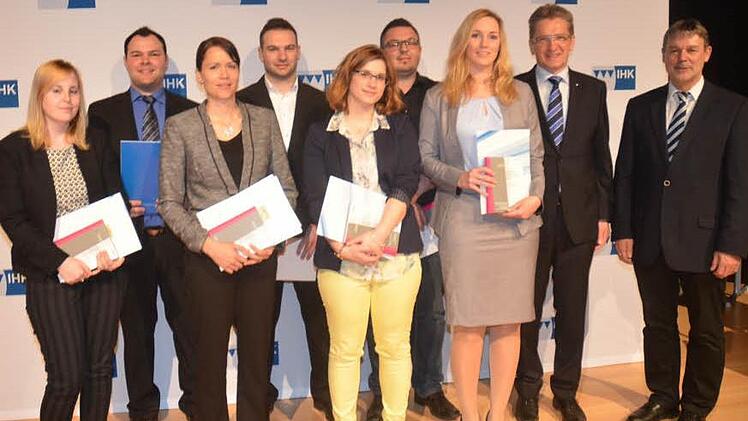 Die Prüfungsbesten der Weiterbildung mit Meisterpreisträgern (von links): Julia Gottschling, Sebastian Bätz, Melanie Konradi, Philipp Müller, Ramona Thieroff, Alexander Hertl, Sonja Wendler, Hans Rebhan (IHK-Vizepräsident) und Landratstellvertreter Gerhard Wunder Foto: eh