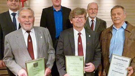 Der Liederabend war Anlass, Ehrungen auszusprechen (von links): Vorsitzender der Fränkischen Krone, Jens-Uwe Peter, Rudi Amend, Bürgermeister Michael Keilich, Erster Vorsitzender Horst-Dieter Büchner, Ehrenchorleiter Jürgen Leifer, Heinz Schmidt  Foto: privat