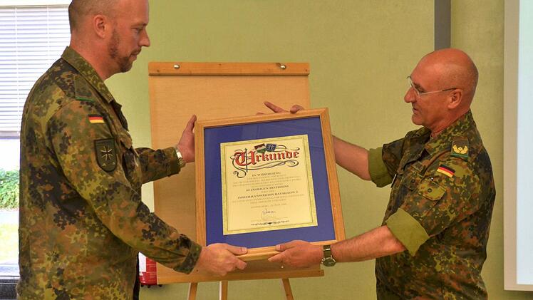 Der General der Infanterie Gert-Johannes Hagemann überreicht dem Kommandeur des Offizier-Anwärter-Bataillons, Oberstleutnant Simon Leidner, eine Urkunde zum zehnjährigen Bestehen.