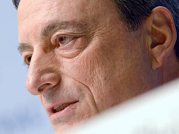 Seine Worte können Sparer ärgern und einen Börsencrash auslösen: Mario Draghi, Präsident der Europäischen Zentralbank. Foto: Arne Dedert/dpa