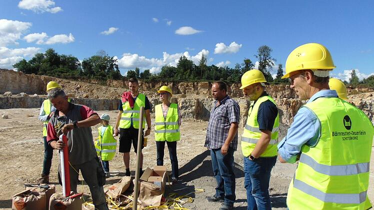 Der Zeitzünder wird an der Schlagpatrone befestigt. Foto: Petra Malbrich