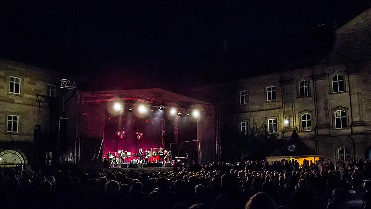 Wie Hans-Jürgen Buchner und seine Band Haindling ihr Konzert beim Tambacher Sommer zum ebenso gelungenen wie nachdenklich stimmenden Abend werden lassen.