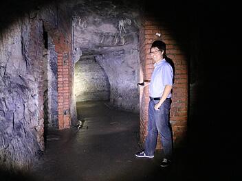 Etwa 500 Meter lang sind die Bunkergänge, die unter Mainleus verlaufen. Sebastian Türk von den Geschichts- und Heimatfreunden hat die Tunnel erkundet.  Foto: Jürgen Gärtner