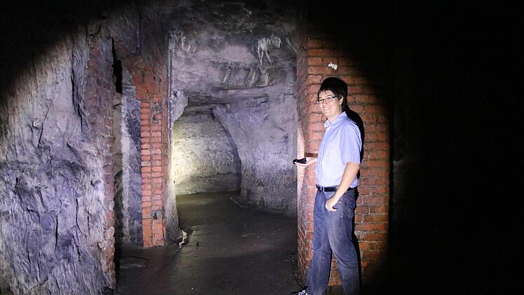 Etwa 500 Meter lang sind die Bunkergänge, die unter Mainleus verlaufen. Sebastian Türk von den Geschichts- und Heimatfreunden hat die Tunnel erkundet.  Foto: Jürgen Gärtner