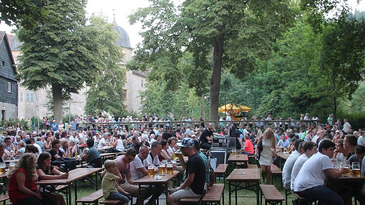 Schön feiern lässt es sich im Schatten des Wasserschlosses Mitwitz beim Schlossparkfest.Herbert Fischer