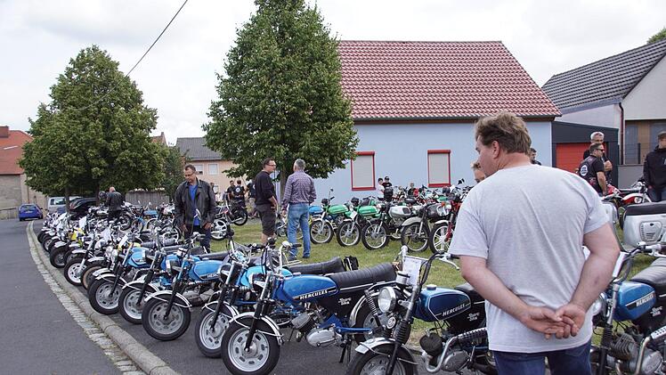 Rund 30 Hercules-Sportbikes, aber auch Zweiräder anderer Bauart und Hersteller wurden  gezeigt. Foto: Sabine Weinbeer