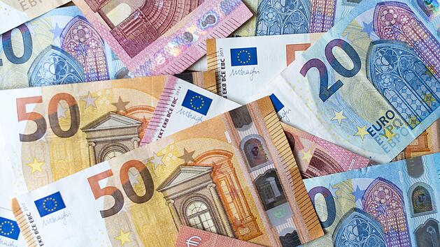 Um die Beträge, über die der Bürgermeister ohne Beschluss des Gemeinderates entscheiden kann, ging es in der Marktgemeinderatssitzung in Schondra. Symbolfoto: Monika Skolimowska, dpa