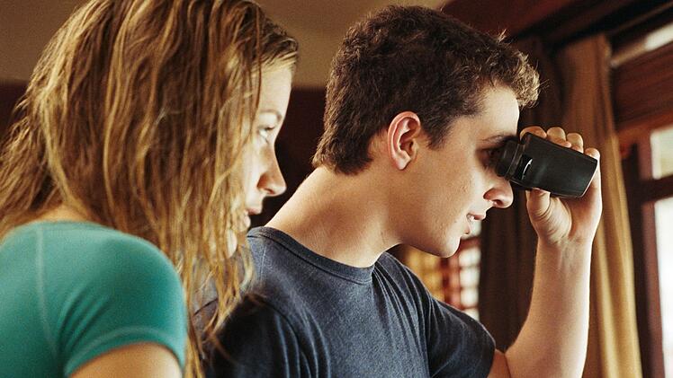 Ist der Nachbar ein Verbrecher? Ashley (Sara Roemer) und Kale (Shia LaBeouf) spionieren ihm nach.