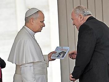 Pater Dietrich von Stockhausen &uuml;berreicht Papst Leo XIV. die aktuelle Studie &uuml;ber Heroldsbach.