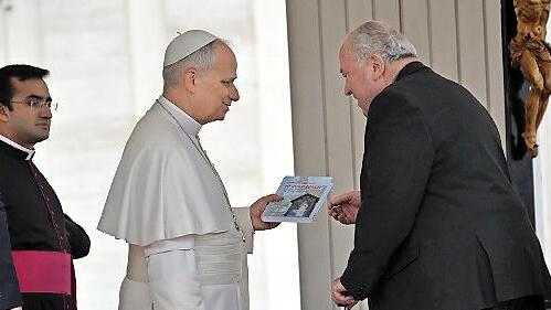 Pater Dietrich von Stockhausen &uuml;berreicht Papst Leo XIV. die aktuelle Studie &uuml;ber Heroldsbach.