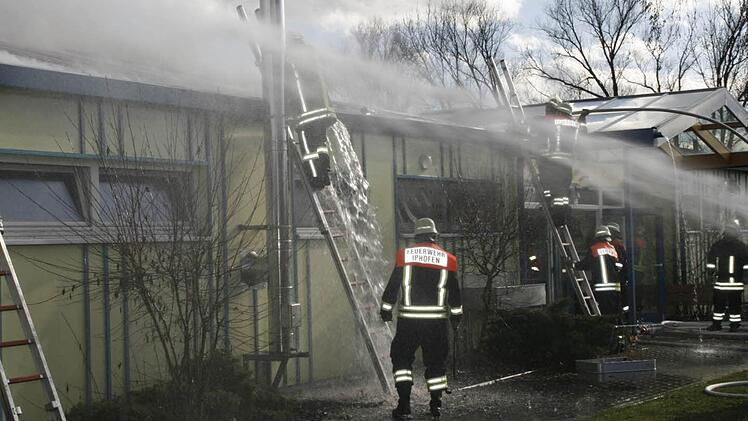60 Feuerwehrleute waren im Einsatz. Foto: G. Bauer