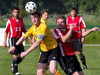 Die SG Nordhalben, hier mit Michael Braunersreuther (gelbes Trikot) gegen Altenkunstadt/Woffendorf am Ball, hat sehr gute Chancen, über die Relegation in die Kreisklasse Kronach aufzusteigen. Foto: Heinrich Weiß