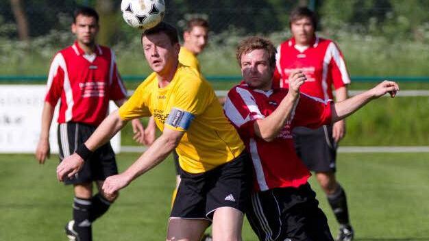 Die SG Nordhalben, hier mit Michael Braunersreuther (gelbes Trikot) gegen Altenkunstadt/Woffendorf am Ball, hat sehr gute Chancen, über die Relegation in die Kreisklasse Kronach aufzusteigen. Foto: Heinrich Weiß