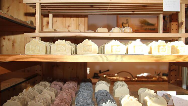 So sehen die Seifenstücke aus, wenn sie aus der Form genommen werden. Aber Seifen müssen erst noch reifen - mindestens zwei Monate. "Aber richtig schön sind sie nach einem halben Jahr", erklärt Evi Näher.