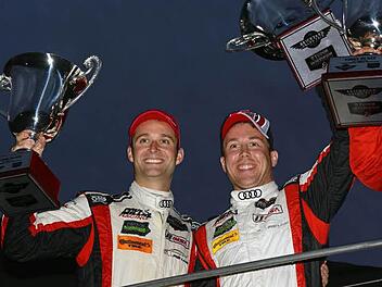 Der Kirchleuser Christopher Haase (links) strahlt mit seinem Teamkollegen Bryce Miller (rechts) und den beiden Silber-Pokalen um die Wette.   Foto: Bob Chapman