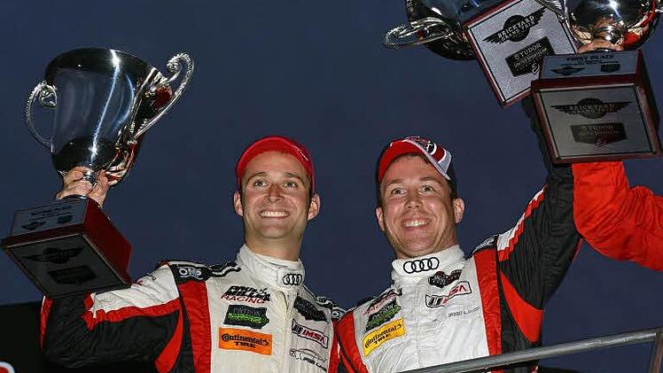 Der Kirchleuser Christopher Haase (links) strahlt mit seinem Teamkollegen Bryce Miller (rechts) und den beiden Silber-Pokalen um die Wette.   Foto: Bob Chapman