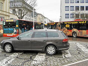 Auf dieser Sperrfläche am ZOB in Bamberg hat kein Auto zu stehen. Der Fahrer hatte aber gerade noch einmal Glück: Er kommt nach wenigen Minuten mit Brötchen-Tüten aus der Bäckerei und entschuldigt sich. Jutta Träger verwarnt ihn mündlich.  Fotos: Sarah Dann