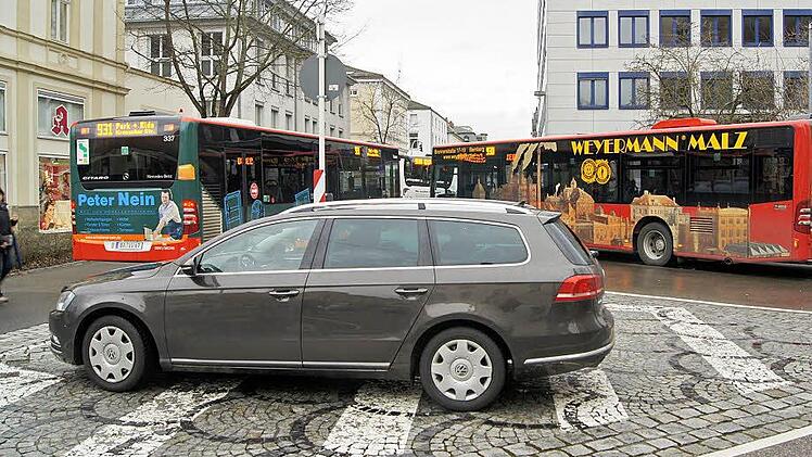 Auf dieser Sperrfläche am ZOB in Bamberg hat kein Auto zu stehen. Der Fahrer hatte aber gerade noch einmal Glück: Er kommt nach wenigen Minuten mit Brötchen-Tüten aus der Bäckerei und entschuldigt sich. Jutta Träger verwarnt ihn mündlich.  Fotos: Sarah Dann