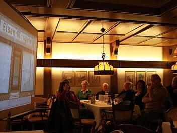 Eines der vielen leeren Schaufenster n Ebern ist das von Eisen Mangold in der Kapellenstraße. Hier sind sich jedoch alle einig, dass dieses Fenster eigentlich unter Bestandsschutz gestellt werden müsste. "Das hat schon immer so ausgesehen, das kennt man ja gar nicht anders." Foto: Katharina Becht