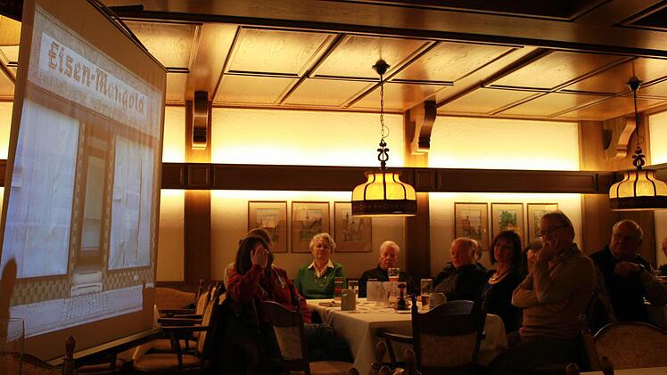 Eines der vielen leeren Schaufenster n Ebern ist das von Eisen Mangold in der Kapellenstraße. Hier sind sich jedoch alle einig, dass dieses Fenster eigentlich unter Bestandsschutz gestellt werden müsste. "Das hat schon immer so ausgesehen, das kennt man ja gar nicht anders." Foto: Katharina Becht