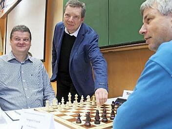 Regierungsdirektor Stefan Krug eröffnete die Schachtage, indem er Gerald Löws Bauern zwei Schritt machen ließ.  Foto: Markus Häggberg