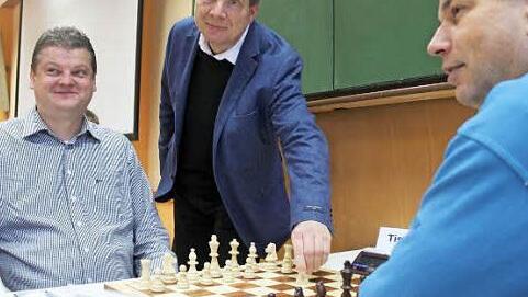 Regierungsdirektor Stefan Krug eröffnete die Schachtage, indem er Gerald Löws Bauern zwei Schritt machen ließ.  Foto: Markus Häggberg