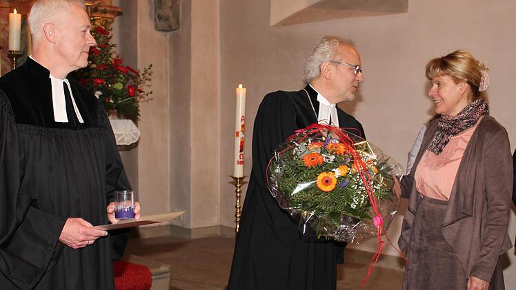 Blumen vom Dekan für Gisela Sauer  Foto: Evi Seeger
