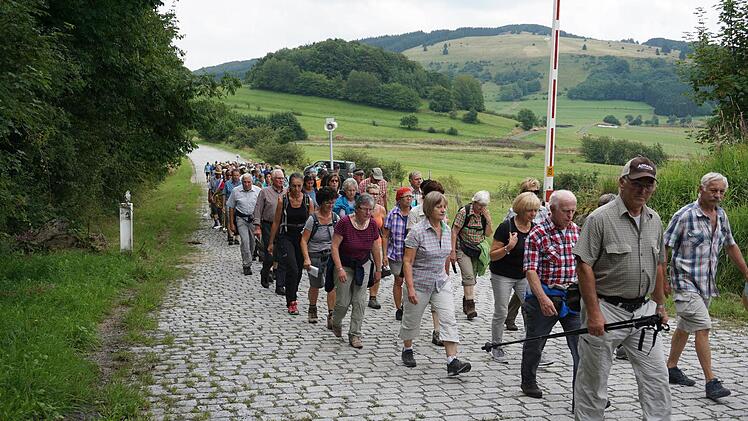 Schranke auf: Für die Wegfurter Wallfahrer öffnet sich einmal im Jahr die Schranke zum Truppenübungsplatz Wildflecken.  Foto: Marion Eckert