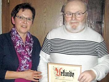 Vorsitzende Ursula König beim Dank an Günter Engelhardt. Foto: privat