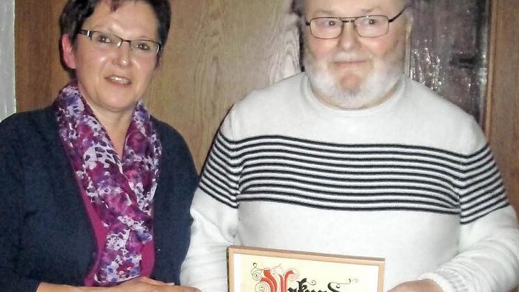 Vorsitzende Ursula König beim Dank an Günter Engelhardt. Foto: privat
