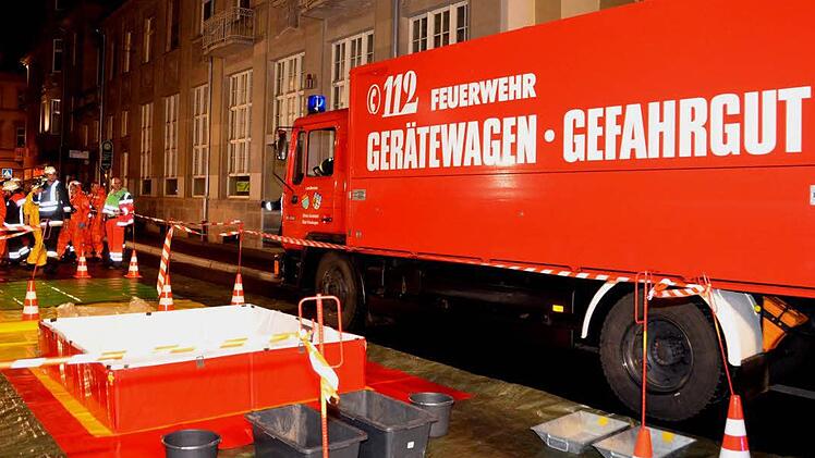 Ein Gefahrengutunfall in der Theresienstraße beschäftigte die Freiwillige Feuerwehr Bad Kissingen zwei Tage lang und trieb damit die Einsatzstunden in bisher nie dagewesene Höhen. Foto: Peter Rauch