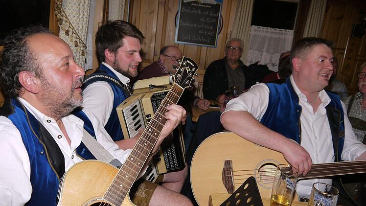 A echte Gaudi: das Wirtshaussingen in Ebersdorf bei Coburg. Foto: Berthold Köhler
