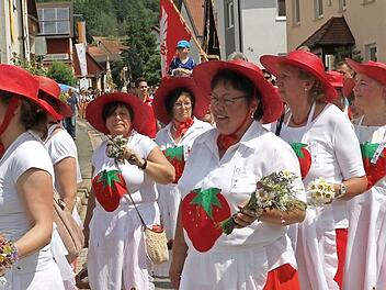 Die "Erdbeerfrauen" des Obst- und Gartenbauvereins  Foto: Mathias Erlwein