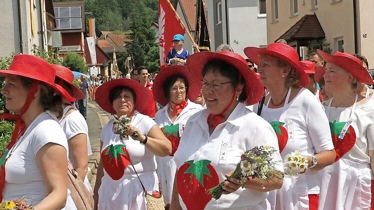 Die "Erdbeerfrauen" des Obst- und Gartenbauvereins  Foto: Mathias Erlwein