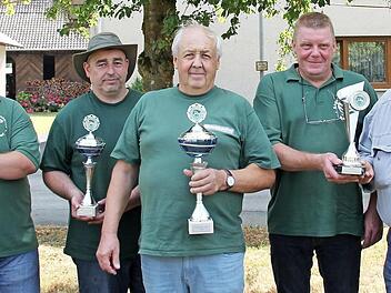 Pokalvergabe beim Anglerfest (von links): Claus Höcherich, Matthias Streng, Udo Schader, Rudi Schmidt, Uwe Schmidt und Gerd Ritter sowie stellvertretender Vorsitzender Martin Sünkel  Foto: Alexandra Kemnitzer