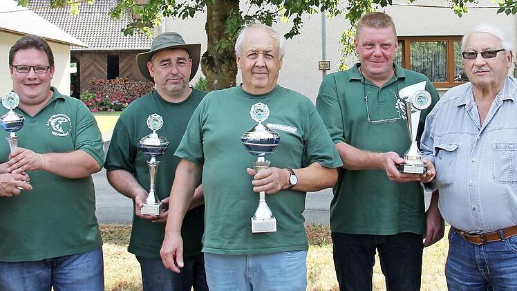 Pokalvergabe beim Anglerfest (von links): Claus Höcherich, Matthias Streng, Udo Schader, Rudi Schmidt, Uwe Schmidt und Gerd Ritter sowie stellvertretender Vorsitzender Martin Sünkel  Foto: Alexandra Kemnitzer