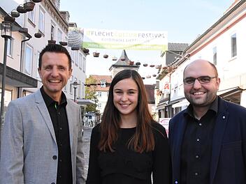 Die neue Korbstadtkönigin (Mitte) Alicia Vetter mit dem Lichtenfelser Bürgermeister Andreas Hügerich (links) und dem Leiter des Bürgermeisteramts Sebastian Müller (rechts). Foto: Christoph Wiedemann