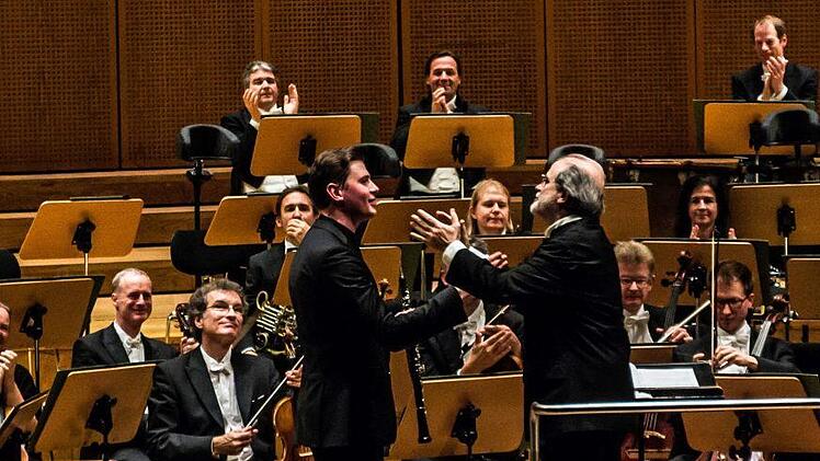 Andrey Godik, der junge Solo-Oboist der Bamberger Symphoniker, wurde nicht nur vom Publikum bejubelt, sondern erhielt auch Applaus von Dirigent Andrea Marcon.Foto: Jochen Berger
