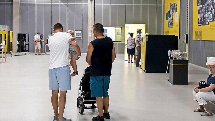 Auf der Tour durch die Kaeser-Hallen erfahren Besucher unter anderem, wie ein Kompressor entsteht, wo er eingesetzt wird und wie er in alle Länder der Welt kommt.  Fotos: Daniela Köhler