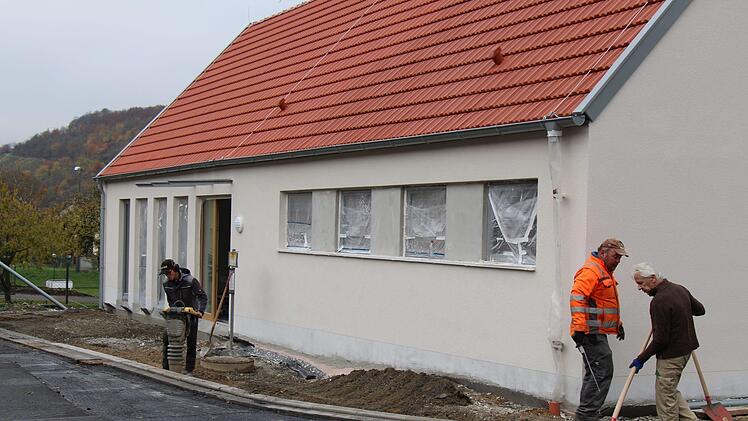 Beim Arbeitseinsatz an der Außenanlage packen alle mit an.Tanja Krumm