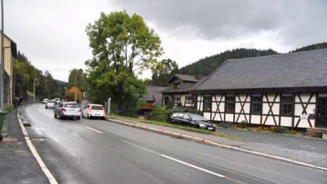 An der Ortsausfahrt Richtung Wilhelmsthal gibt es ab der Ampel beim Gasthof "Zum Frack" keine gesicherte Möglichkeit zum Seitenwechsel. Tristian Förtsch