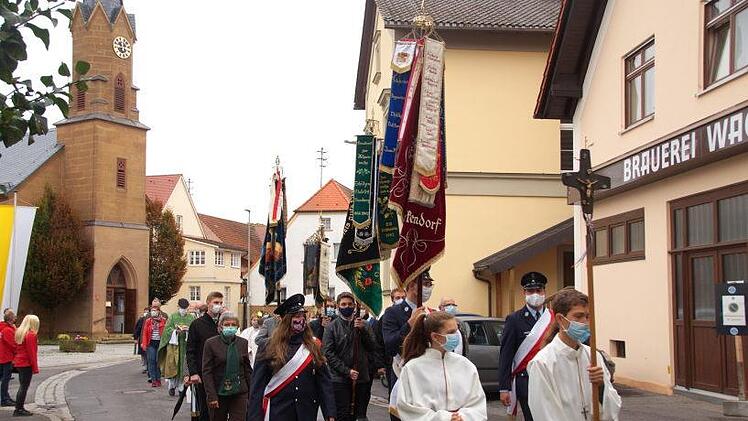 Festzug von der Merkendorfer Kirche zur Festhalle zum Gottesdienst
