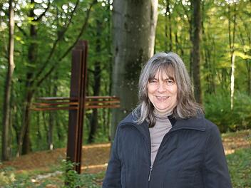 Trauerbegleiterin Ilona Schneider im Ruheforst Fuchsstadt: Auch wenn am zentralen Andachtsplatz ein Kreuz steht, sind alle individuellen Formen der Beisetzung möglich.