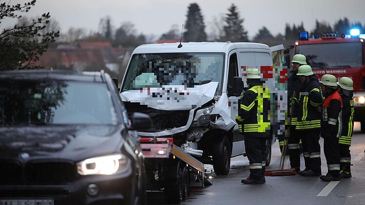 Auffahrunfall: Beide Fahrer bei Zusammenstoß verletzt