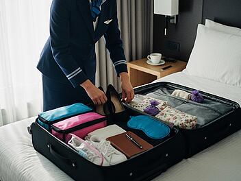 Cleverer Reise-Tricks: Wie Flugbegleiter ihre Koffer packen