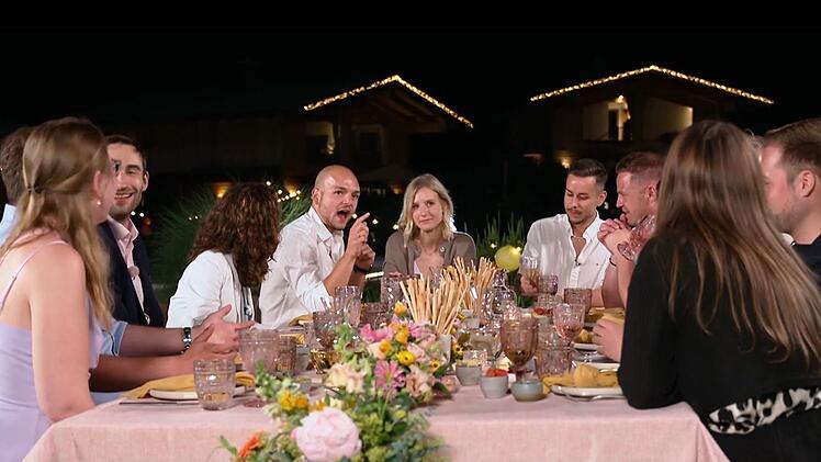 Beim gemeinsamen Abendessen tauscht man sich interessiert aus.