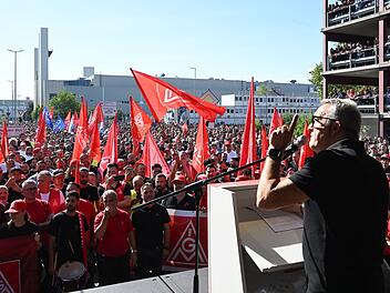 Protest-Kundgebungen bei Mercedes-Benz Sindelfingen